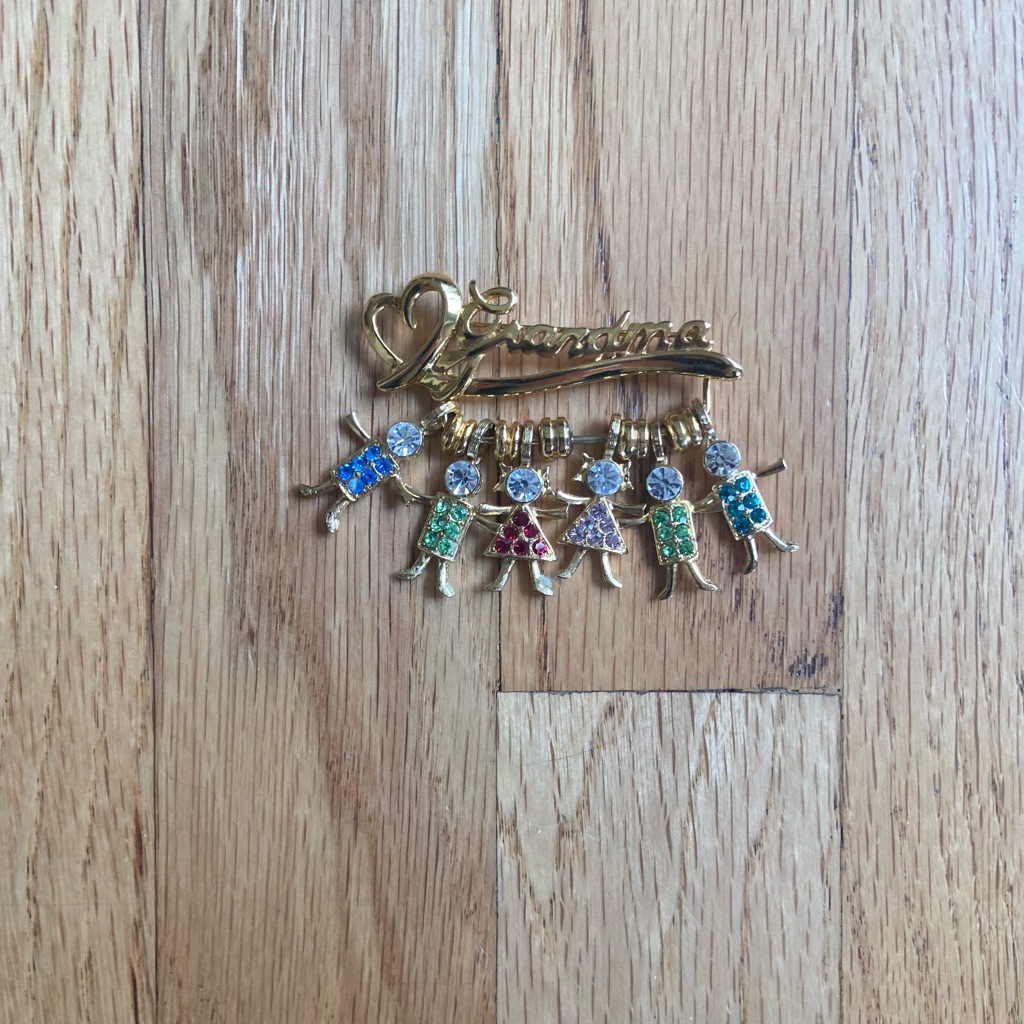Kis Grandma Brooch With Kid Charms